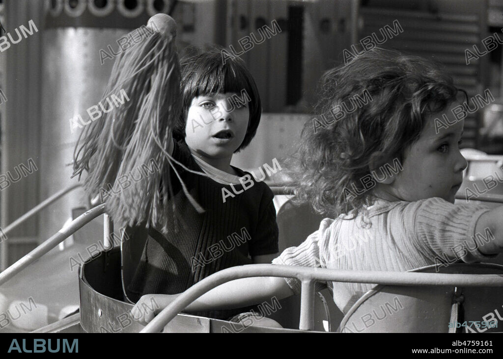 PEtit garcon qui vient d'attrapper le pompon dans un manege, vers 1968, Vie de famille, annees 60 , 70. Photo Jean GROB. Credit KHARBINE/TAPABOR.