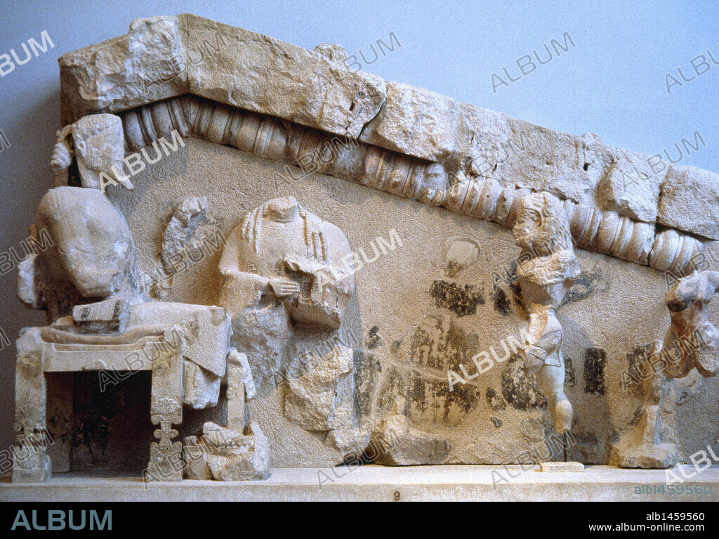 ARTE GRIEGO. EPOCA ARCAICA. GRECIA. FRONTON conocido como "LA APOTEOSIS DE HERACLES" que representa a ZEUS RECIBIENDO A HERACLES, RODEADO POR ATENEA Y OTRAS DIVINIDADES. Procede de un templo de la Acropólis, hoy desaparecido. Realizado en toba con restos de policromía, data de principios-mediados del siglo VI a. C. Museo de la Acrópolis. ATENAS.