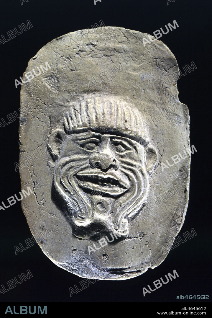 Plaquette en terre cuite : tête du démon Humbaba. Début du 2ème mill. av. JC. Provient de la ville d'Eshnunna, l'actuelle Tell Asmar en Iran.. Humbaba est l'un des nombreux personnages de l'épopée de gilgamesh, roi mythique d'Uruk. C'est un géant redoutable, gardien de la forêt des cèdres, que tuèrent Gilgamesh et son ami Enkidu. De nombreuses petites plaquettes reproduisent son visage monstrueux, dont les traits évoquent les circonvolutions des entrailles des animaux sacrifiés, où les devins lisaient les bons et les mauvais présages. Sur certains reliefs ou sur les sceaux-cylindres on voit parfois, placé très haut dans le champ comme s'il était accroché sur un mur, son visage repoussant qui devait avoir une valeur magique, peut-être un rôle de porte-bonheur. Credit : Larrieu-Licorne/Kharbine-Tapabor.