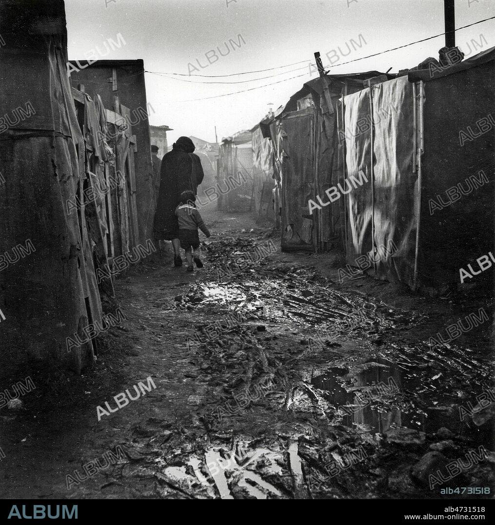 Bidonville de Nanterre. Photographie Jean POTTIER de 1956. Credit : Coll. Jean Pottier / KHARBINE-TAPABOR.