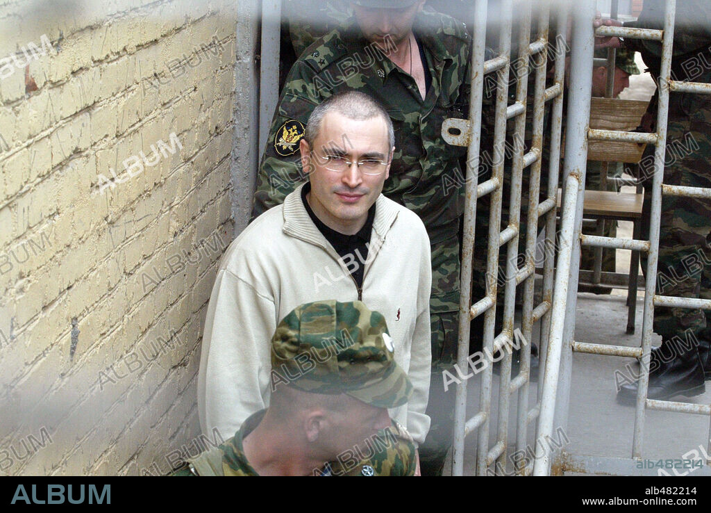 Jun 23, 2004; Moscow, RUSSIA; MIKHAIL KHODORKOVSKY is excorted out of a courtroom in Moscow. A Russian court on Wednesday adjourned the tax evasion and fraud trial against Russian magnate Mikhail Khodorkovsky and a close associate until July 12 to allow the defense more time to study the case. Meanwhile, another court was considering lifting an injunction on seizing assets from the Yukos oil company to cover a US$3.4 billion tax bill.Mandatory Credit: Photo by Sergey Mikheev / Kommersant / ZUMA Press. (©) Copy. 23/06/2004