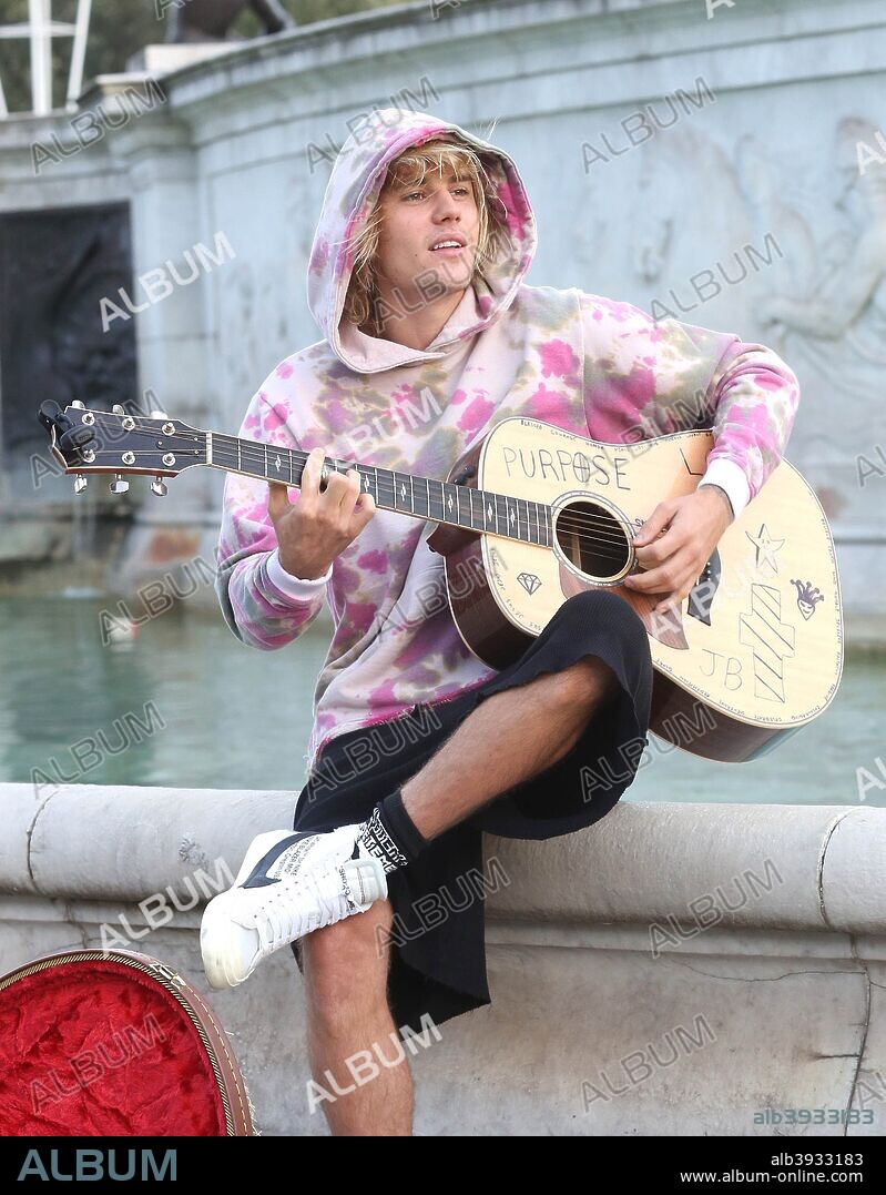 September 19, 2018 - London, England, United Kingdom - 9/18/18.Justin Bieber and Hailey Baldwin are seen out and about in London where they visited The London Eye, stopped outside Buckingham Palace where Justin serenaded Hailey while busking with an acoustic guitar, and grabbed a coffee at Cafe Nero..(London, England, UK. 19/09/2018