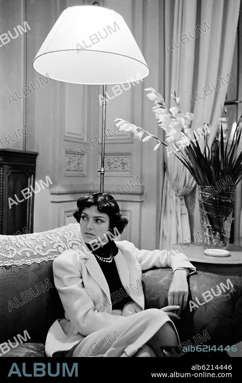 Rome-Roma (Italy).-A young woman is sitting in the lounge of a hotel in Rome.-Photo, 1950's.-From the series "Week end à Rome".