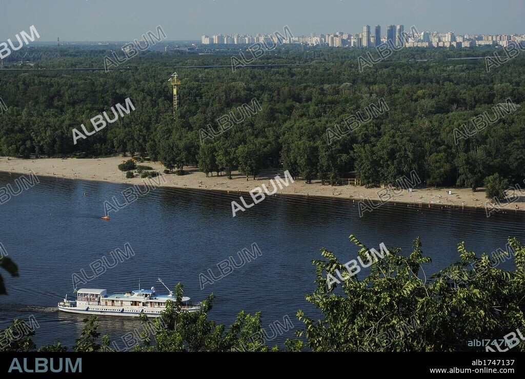 Ukrania. Kiev. Overview of the Dnieper River and its beaches.