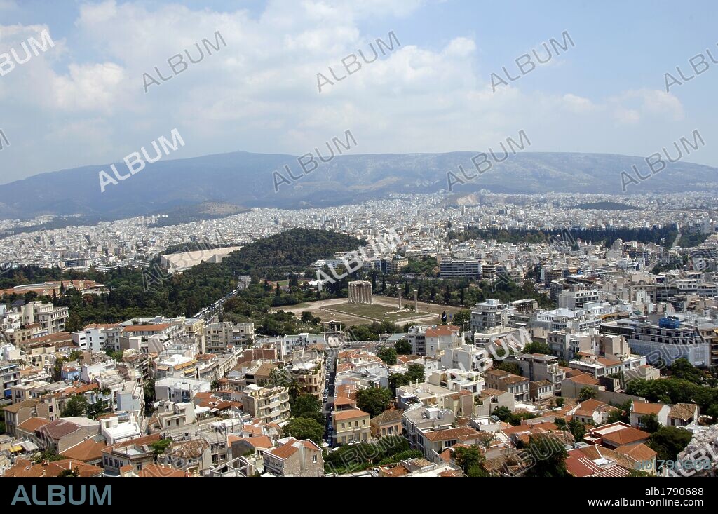 GRECIA. ATENAS. Vista general de la ciudad con el templo de Zeus Olímpico en el centro de la imagen.