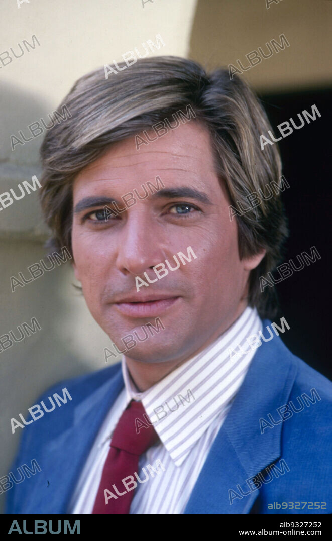 DIRK BENEDICT en VACACIONES EN EL MAR, 1977 (THE LOVE BOAT), dirigida por ALAN RAFKIN, ALLEN BARON, JEROME COURTLAND, ROBERT SCHEERER y TED LANGE. Copyright Aaron Spelling Productions.