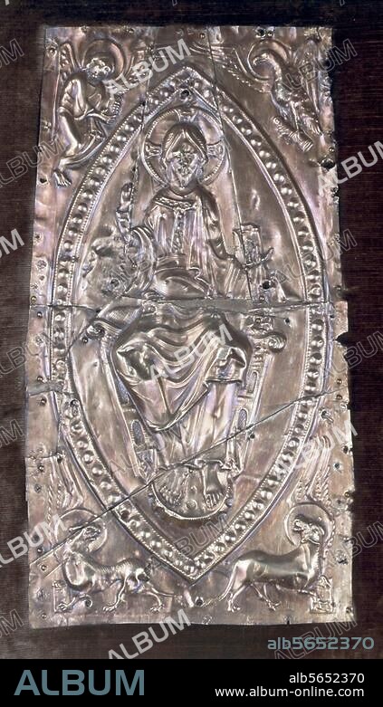 Französisch, 12. Jahrhundert. Christus in der Mandorla, umgeben von den Evangelistensymbolen. Buchdeckel eines Evangeliars. Silberblech, vergoldet. Conques (Dép. Aveyron, Frankreich), Abtei Sainte-Foy.