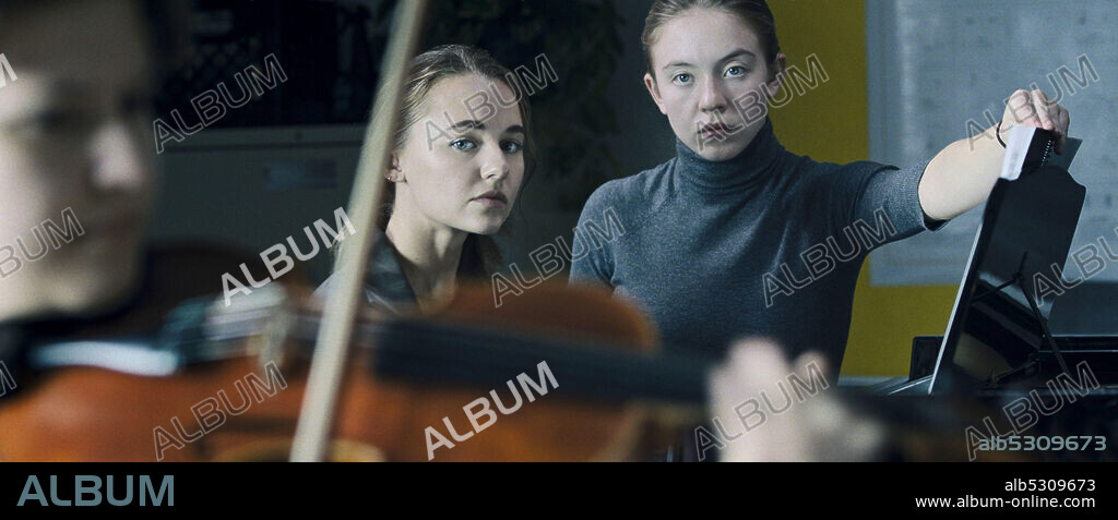 MADISON ISEMAN y SYDNEY SWEENEY en NOCTURNO, 2020 (NOCTURNE), dirigida por ZU QUIRKE. Copyright BLUMHOUSE PRODUCTIONS.