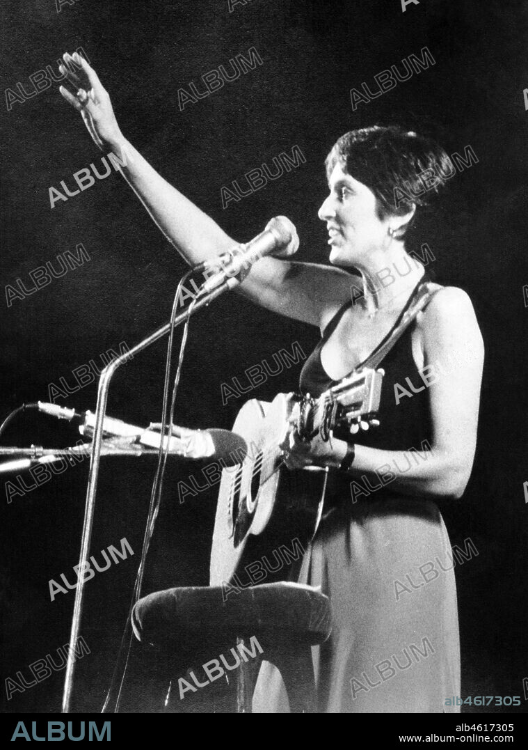 Joan Baez (1941-), cantante de música folk estadounidense, en un concierto celebrado en Barcelona el 1 de agosto de 1980.