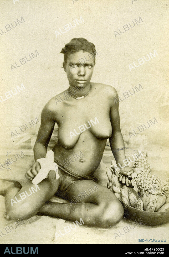 Femme senegalaise nue avec un panier de fruit a ses cotes. Photographie de 1895 par L. Hostalier. Credit : Collection IM/KHARBINE-TAPABOR.