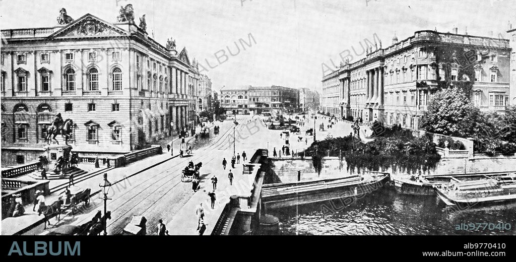 Abril 1906. Berlín (la plaza del Castillo). Al final de la Famosa avenida de los Tilos (Unter Den Linden) y pasada la plaza de la Ópera, se llega al puente del Castillo, sobre el Sprée. Al otro lado se Halla el Lustgarten, antiguo jardín del Castillo, hoy plaza de 225 Metros de largo por 200 de Ancho, donde Está la estatua ecuestre de Federico Guillermo Iii. Inmediato se Encuentra el castillo Real, Fundado por el elector Federico Ii -fecha Aproximada.