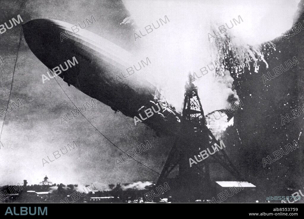 ©SCANPIX SWEDEN, 1937-05-06. Luftskeppet Hindenburg kraschar. När Hindenburg kom till USA från Europa kolliderade det vid landningsplatsen i Lakehurst, New Jersey och i katastrofen omkom trettio människor.. Foto: Scanpix. Code: 20360. ***. ENGCAP: The dirigeable Hindenburg- comming to USA from europe on its inaughral flight. Just as the crowd below was chering the arrival the Hindenburg burst into flames an crashed with its passangers. Thirty of them were killed in the disaster.