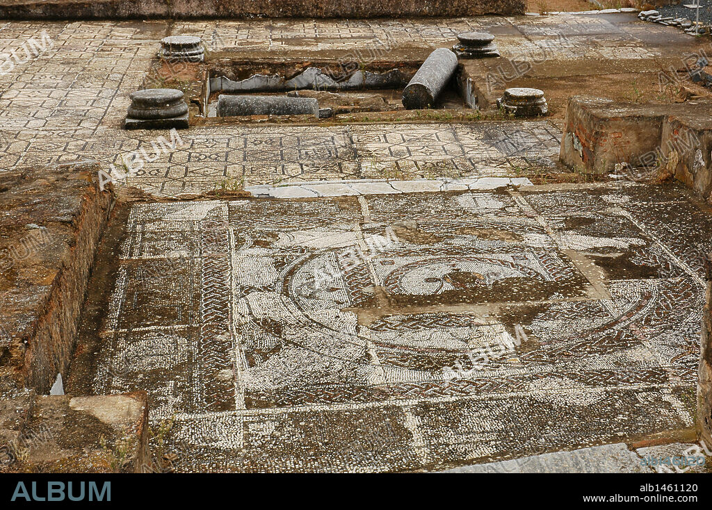 ARTE ROMANO. PORTUGAL. VILLA ROMANA DE PISOES. Habitada entre los siglos I y IV. Detalle de las ruinas con MOSAICOS decorado con motivos geométricos. Finca de Almagraça. Alrededores de Beja. El Alentejo.