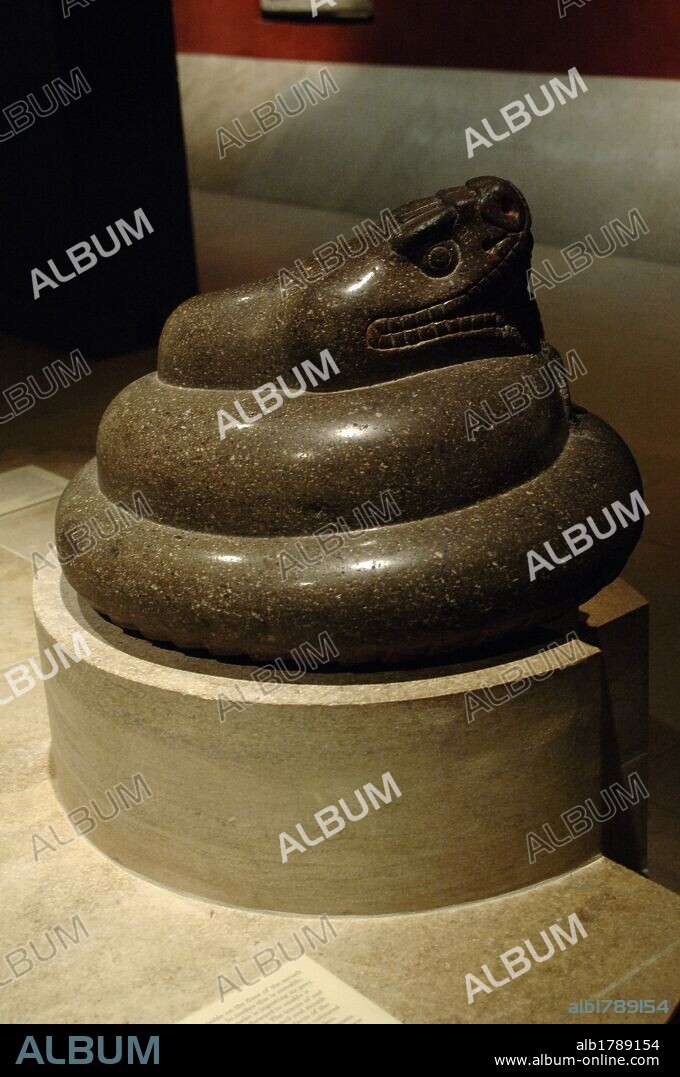ARTE PRECOLOMBINO. AZTECA (1300-1521). SERPIENTE DE CASCABEL de piedra. Museo Británico. Londres. Inglaterra. Reino Unido.