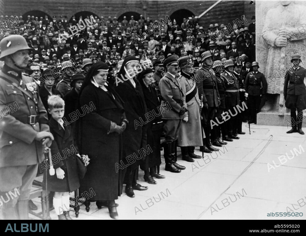 Paul von Hindenburg; General Feldmarschall, German Reichspräsident; 1847-1934. Funeral in the Tannenberg monument (East Prussia), Oct. 2, 1935. From left to right: General Major von Hindenburg, family members, Hitler, General Field Marshal von Mackensen, War Minister. v. Blomberg, Commander-in-Chief of the Army Freiherr v. Fritsch, General of the Aviators Göring, Chief Admiral of the Navy Admiral Raeder.