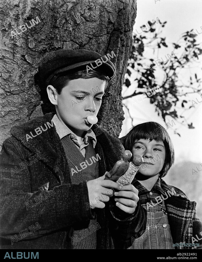 MARY BADHAM and PHILLIP ALFORD in TO KILL A MOCKINGBIRD, 1962, directed by ROBERT MULLIGAN. Copyright UNIVERSAL PICTURES.