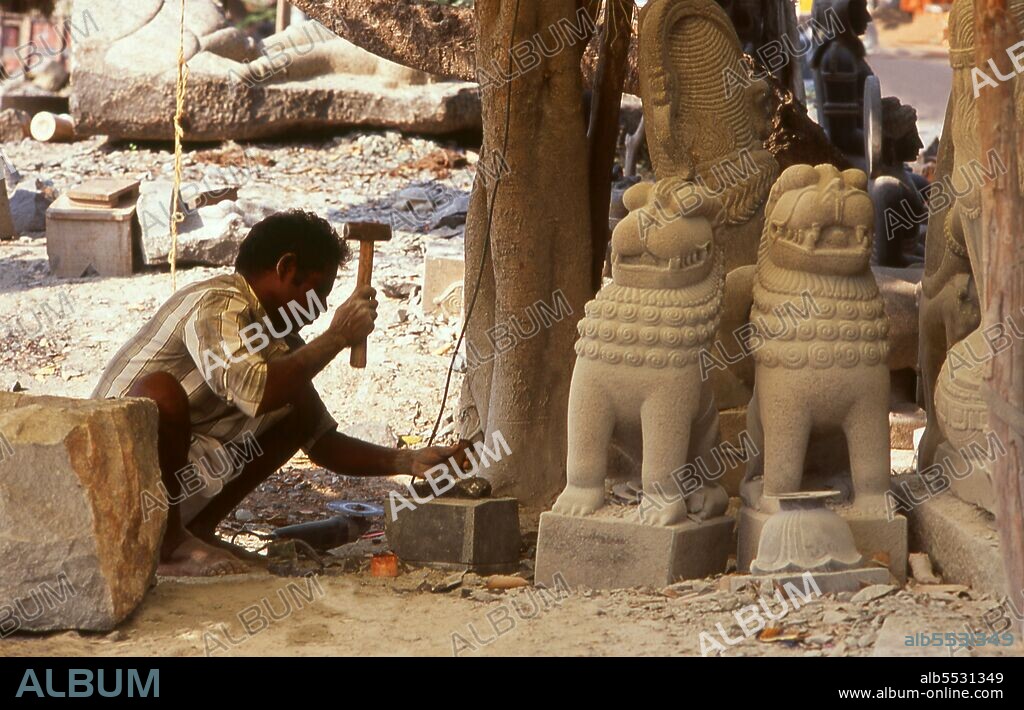 Dakshinchitra is an extended village between Chennai and Mahabalipuram devoted to the preservation of traditional South Indian ways of life and arts and crafts. The village also highlights a variety of traditional homes found throughout South India.