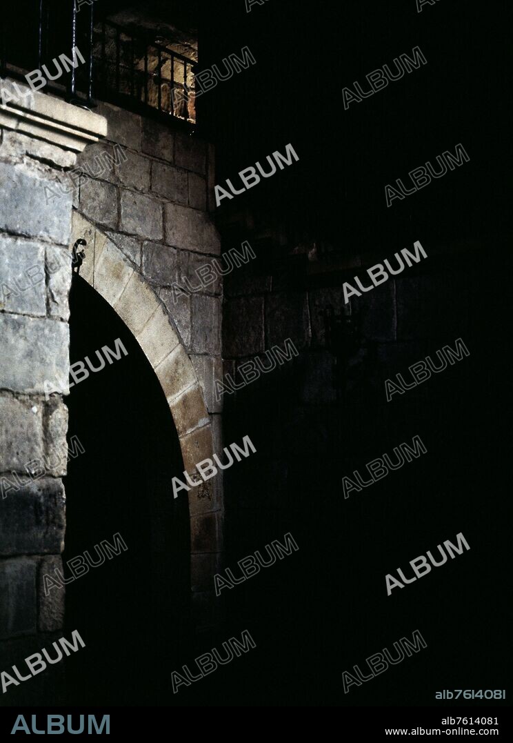 VISTA INTERIOR DEL ANTIGUO CASTILLO  DE CARLOS V CONVERTIDO PARADOR NACIONAL - FOTO AÑOS 70.