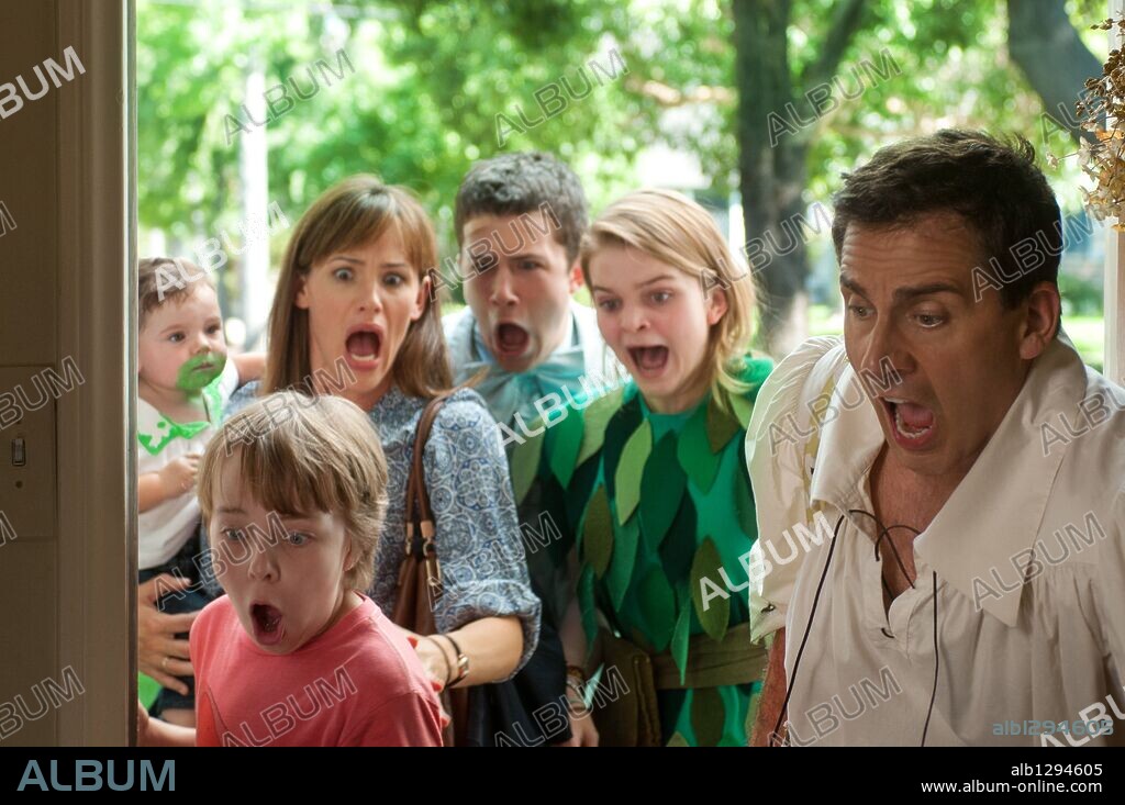 DYLAN MINNETTE, ED OXENBOULD, JENNIFER GARNER, KERRIS DORSEY and STEVE CARELL in ALEXANDER AND THE TERRIBLE, HORRIBLE, NO GOOD, VERY BAD DAY, 2014, directed by MIGUEL ARTETA. Copyright WALT DISNEY PICTURES.