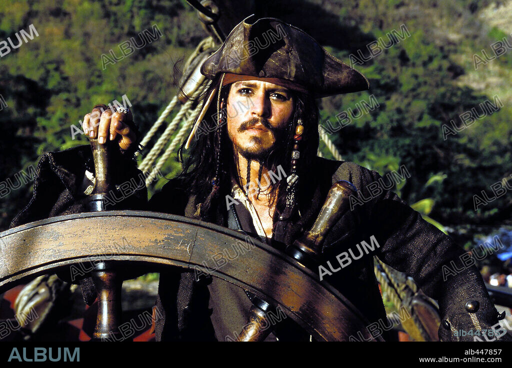 JOHNNY DEPP en PIRATAS DEL CARIBE: LA MALDICIÓN DE LA PERLA NEGRA, 2003 (PIRATES OF THE CARIBBEAN: THE CURSE OF THE BLACK PEARL), dirigida por GORE VERBINSKI. Copyright TOUCHSTONE PICTURES.