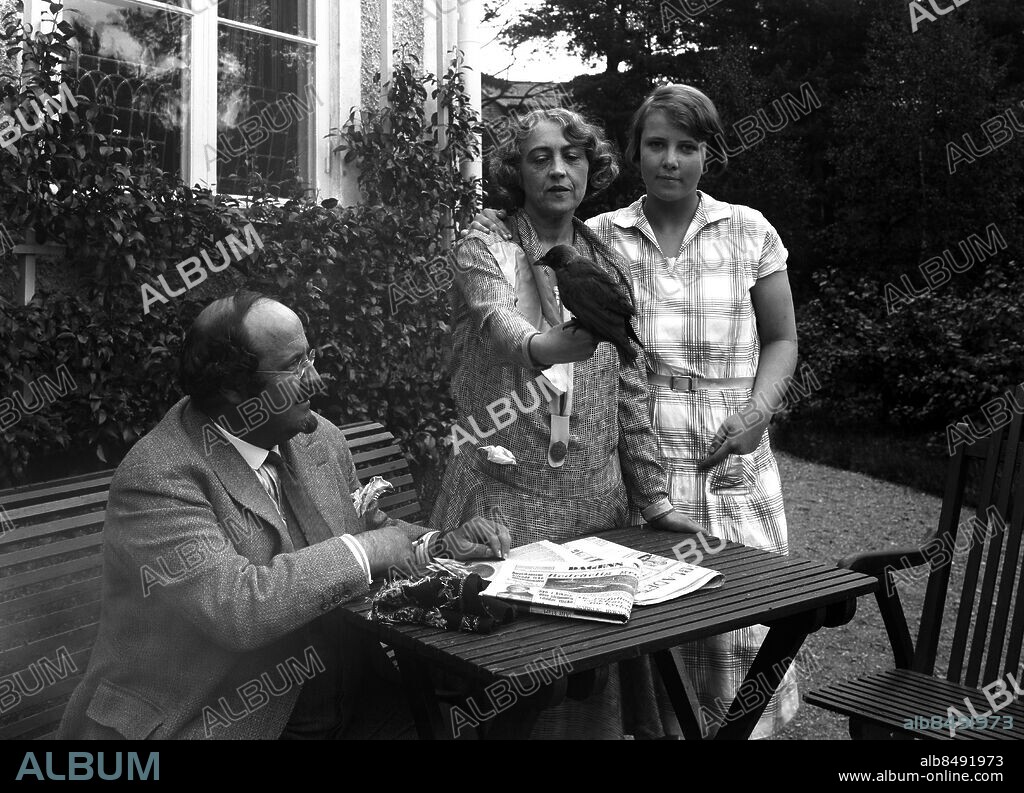 ARKIV 1926. Lubbe Nordström (1882-1942), författare och journalist som skrev om "Lort-Sverige" tillsammans med hustrun och författarkollegan Marika Stiernstedt (1875-1954) och deras dotter,. Writer Ludvig Nordström and his wife Marika Stiernstedt , also a writer, and their daughter.. Foto: TT / Kod 1900.