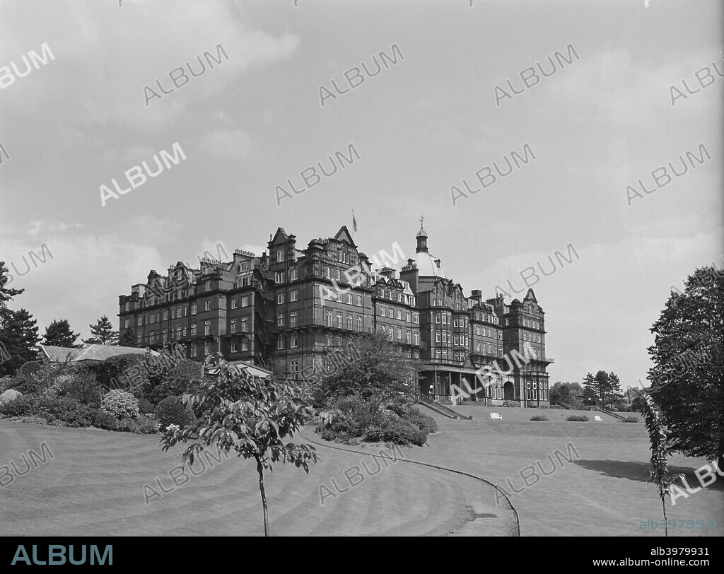 Hotel Majestic, Springfield Avenue, Harrogate, North Yorkshire, 1960. The south front viewed from the grounds to the south-west. Designed by George Dennis Martin, the hotel opened in 1900.