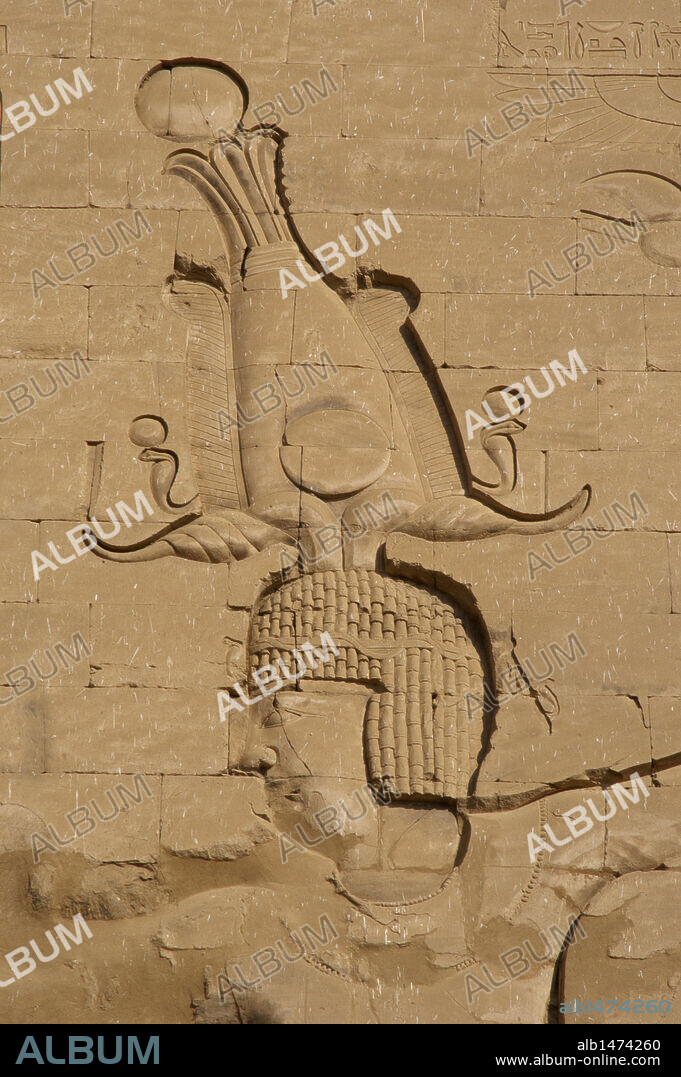 ARTE EGIPCIO. TEMPLO DE HORUS. EDFU. Relieve del PILON de entrada con la representación del faraón PTOLOMEO XII NEO DIONISO (80 a. C-58 a. C.), apodado el "Auletes". Perteneciente a la dinastía Láguida o Ptolemaica griega y padre de la futura Cleopatra. Norte de Africa.