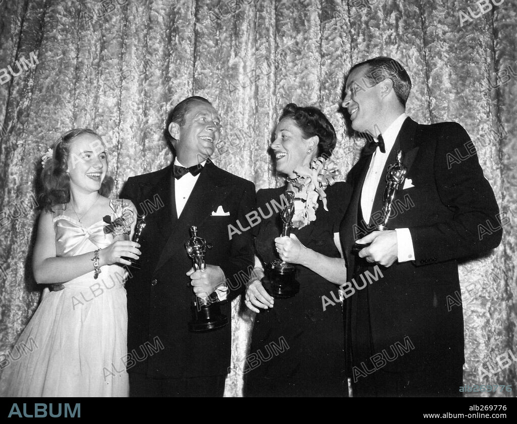 ANNE REVERE, JAMES DUNN, PEGGY ANN GARNER et RAY MILLAND. The 18th Academy Awards / 1946. 
Ray Milland, best actor for "The Lost Weekend". James Dunn, best actor in a supporting role for "A Tree Grows in Brooklyn". Anne Revere, best actress in a supporting role for "National Velvet ". Peggy Ann Garner winner of the special award (outstanding child actress) for "A Tree Grows in Brooklyn". 1946