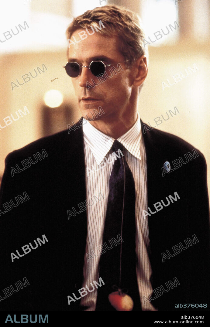 JEREMY IRONS in DIE HARD WITH A VENGEANCE, 1995, directed by JOHN MCTIERNAN. Copyright CINERGI PICTURES.