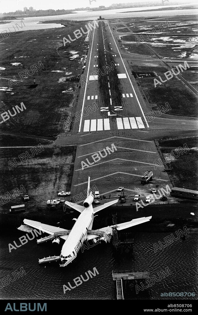 ARKIV 1984 - Ett SAS-plan med 177 personer ombord råkade ut för vattenplaning på Kennedyflygplatsen i New York. Alla 177 överlevde men några av dem fick lämna planet simmande sedan delar av planet hamnat i det dyiga vattnet i Jamaica Bay. Bilden publicerad i boken "Bilder som förändrat Sverige" - en berättelse om Expressens bildjournalistik 1944-2004.. Foto: Hasse Persson Kod: 417. COPYRIGHT SCANPIX SWEDEN.