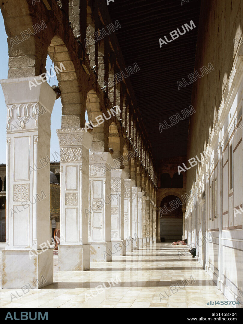 ARTE ISLAMICO. PROXIMO ORIENTE. MEZQUITA DE DAMASCO. Vista parcial de la galería porticada del PATIO de la Mezquita Omeya, construida a principios del siglo. VIII. DAMASCO. SIRIA.