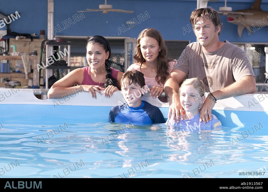 AUSTIN HIGHSMITH, COZI ZUEHLSDORFF, HARRY CONNICK JR., JULIANA HARKAVY und NATHAN GAMBLE in DOLPHIN TALE, 2011, unter der Regie von CHARLES MARTIN SMITH. Copyright ALCON ENTERTAIMENT.