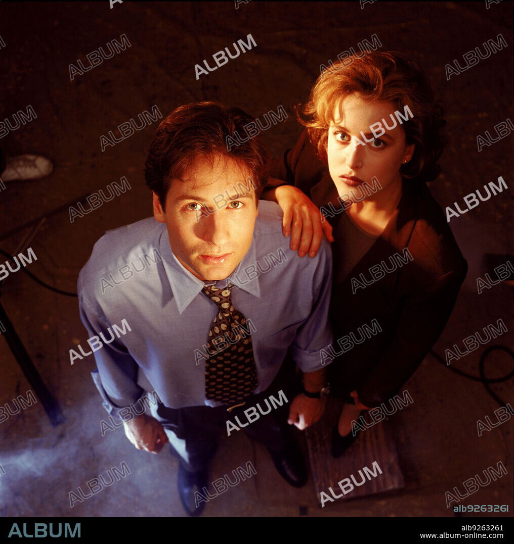 DAVID DUCHOVNY und GILLIAN ANDERSON in AKTE X - DIE UNHEIMLICHEN FÄLLE DES FBI, 1993 (THE X FILES), unter der Regie von CHRIS CARTER, DAVID NUTTER und ROB BOWMAN. Copyright FOX FILMS.