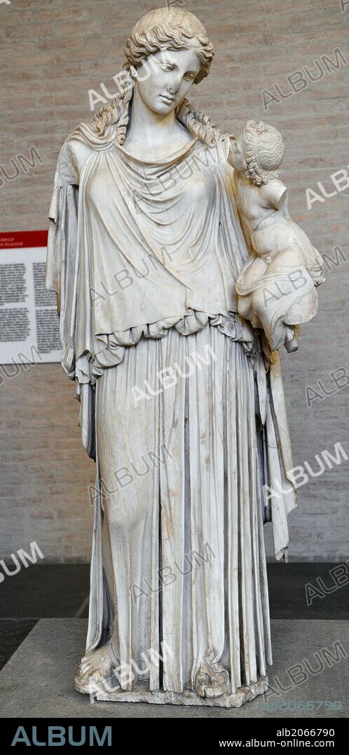 ARTE GRIEGO. GRECIA. Eirene, diosa de la Paz, con su hijo, Pluto, en brazos. Copia romana de un original griego posterior al 370 a. C. que se encontraba en la plaza del mercado de Atenas y esculpida por Cefisodoto. Glyptothek. Munich. Alemania.