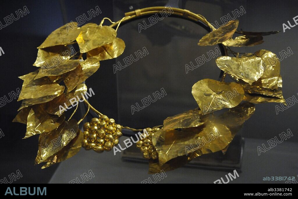 Corona de hojas de hiedra y flores. Procede de una excavación clandestina, probablemente de Apolonia. Oro. 340-320 a. C. Museo Arqueológico. Tesalónica. Grecia. Crown of ivy leaves and flowers. From a clandestine excavation, probably from Apollonia. Gold. 340-320 BC. Archaeological Museum. Thessaloniki. Greece.
