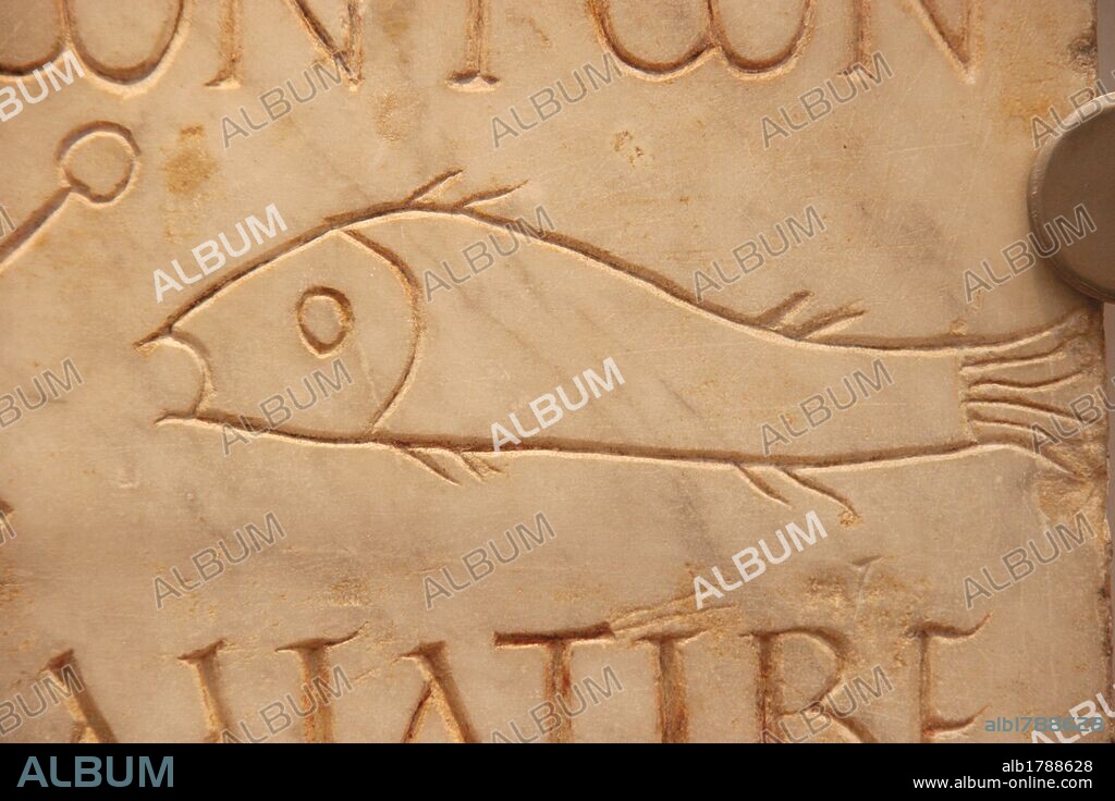 ARTE PALEOCRISTIANO. ITALIA. Primeros cristianos. Lápida sepulcral romana de LICINIA AMIAS. Una de las más antiguas inscripciones cristianas de Roma. Representación ediográfica de los peces frente a una ancla "pesca dei viviente". Neópolis Vaticana. Principios siglo III d. C. Museo de las Termas de Diocleciano. Roma.