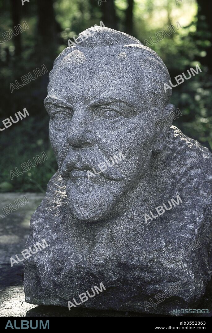 Vincas Mickevicius Kapsukas (Wylkowyszki, 1880-Moscú, 1935). Líder comunista y revolucionario lituano, organizador del régimen del "terror rojo" en Lituania en el año 1919. Busto de Kapsukas en el Parque de Grütas, donde se encuentran esculturas de diferentes personajes que hacen referencia al periodo de ocupación soviética en Lituania. Alrededores de Druskininkai. Lituania.