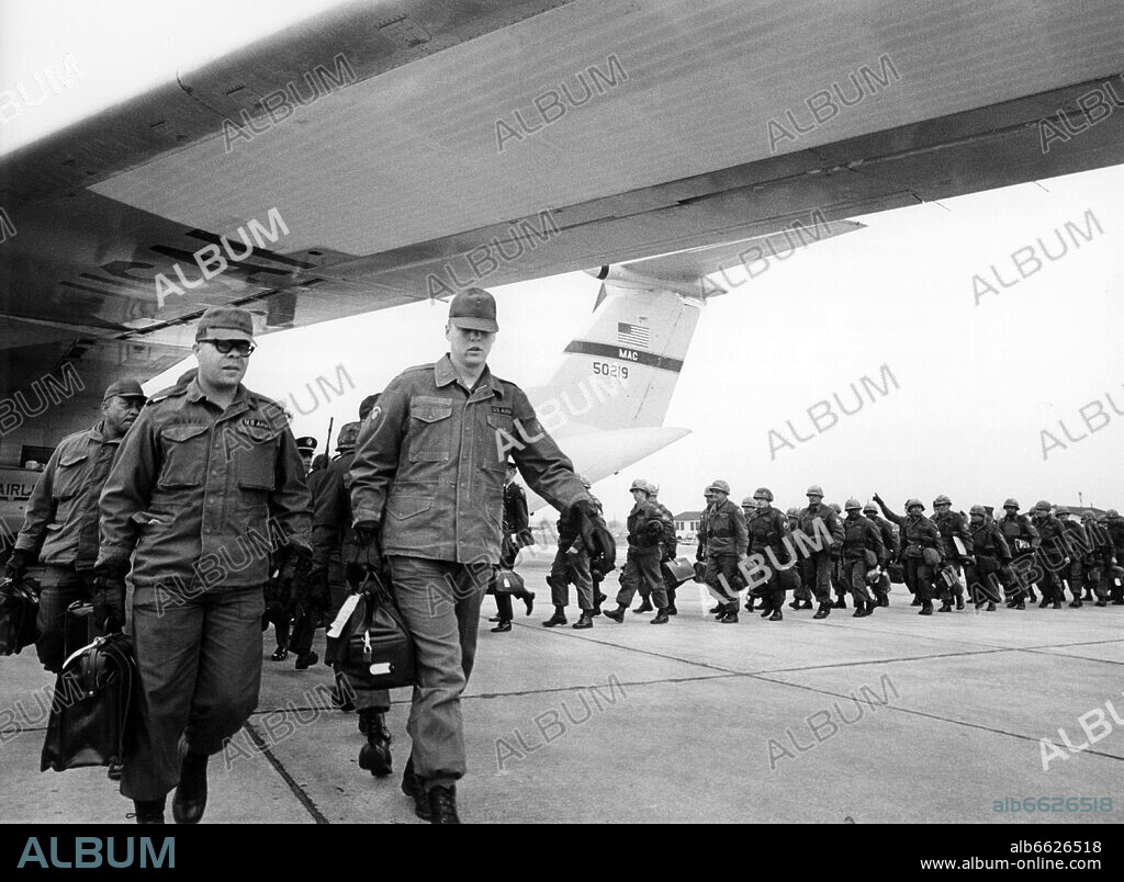 Soldiers of the US army during their arrival at the airport in Frankfurt on the Main on 6 January 1969 with a plane of the type Starlifter C-141. They participate in the manoeuvre "REFORGER I" - "Return of Forces to Germany". Altogether around 17.000 soldiers participated in the manoeuvre, many of them were brought from the USA to Germany via air bridge. The equipment of the soldiers has already been in depots in Germany for the most part. 06/01/1969