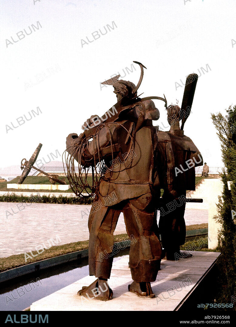 JOSE ESPINOS ALONSO (1911-1969). MONUMENTO A LOS PESCADORES (1962) - FOTO AÑOS 60.
