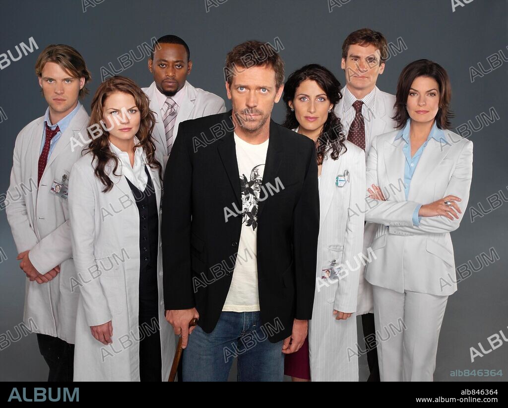 HUGH LAURIE, JENNIFER MORRISON, JESSE SPENCER, LISA EDELSTEIN, OMAR EPPS und ROBERT SEAN LEONARD in HOUSE M. D., 2004, unter der Regie von BRYAN SINGER und KEITH GORDON. Copyright FOX BROADCASTING COMPANY / HUMBERT, SCOTT.