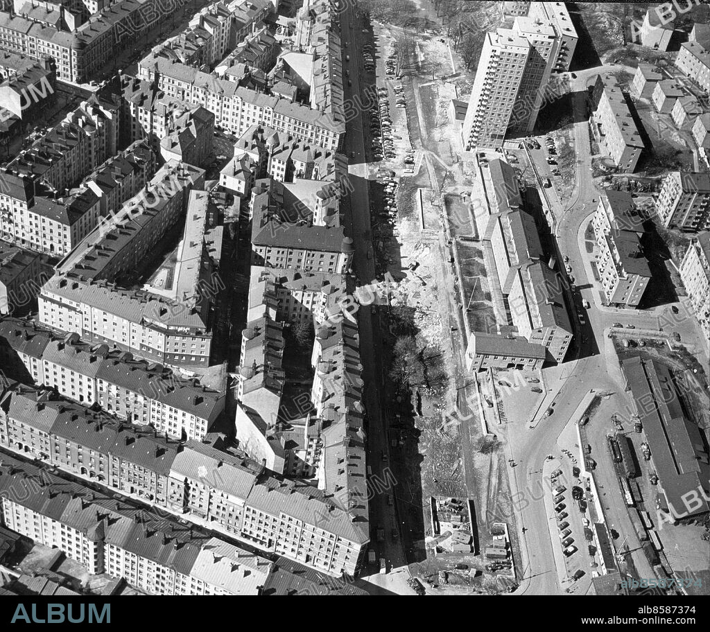 Stockholm 1958-04-29. Valhallavägen breddas fem meter, får 15 meters körbana. Mellan Odengatan och Ingemarsgatan görs 250 P-platser i ordning. Nedanför studenthemmet Nyponet och på slänten ner mot Valhallavägen görs en plantering. Från Odengatan och ner till Nyponet byggs en parkväg. Korsningen Odengatan- Valhallavägen planeras om, enkelriktas och får nya kantstenslinjer.. Foto: Expressen / TT / Kod: 192. ** AFTONBLADET OUT **.