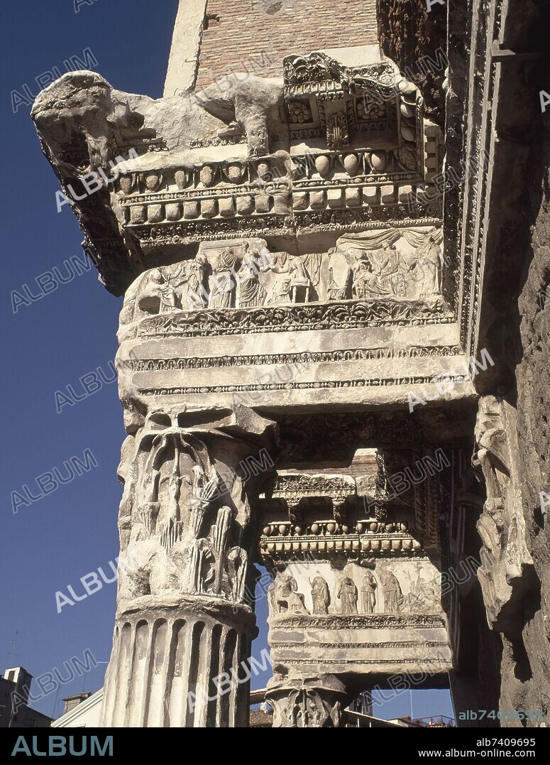 APOLLODOR VON DAMASKUS. EXTERIOR-DET DE ENTABLAMENTO DECORADO CON RELIEVES.