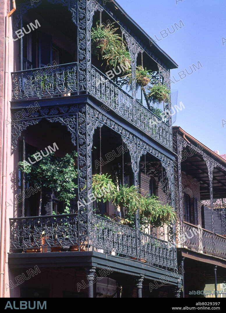BALCON DE HIERRO FORJADO TIPICO DE UNA CASA COLONIAL.