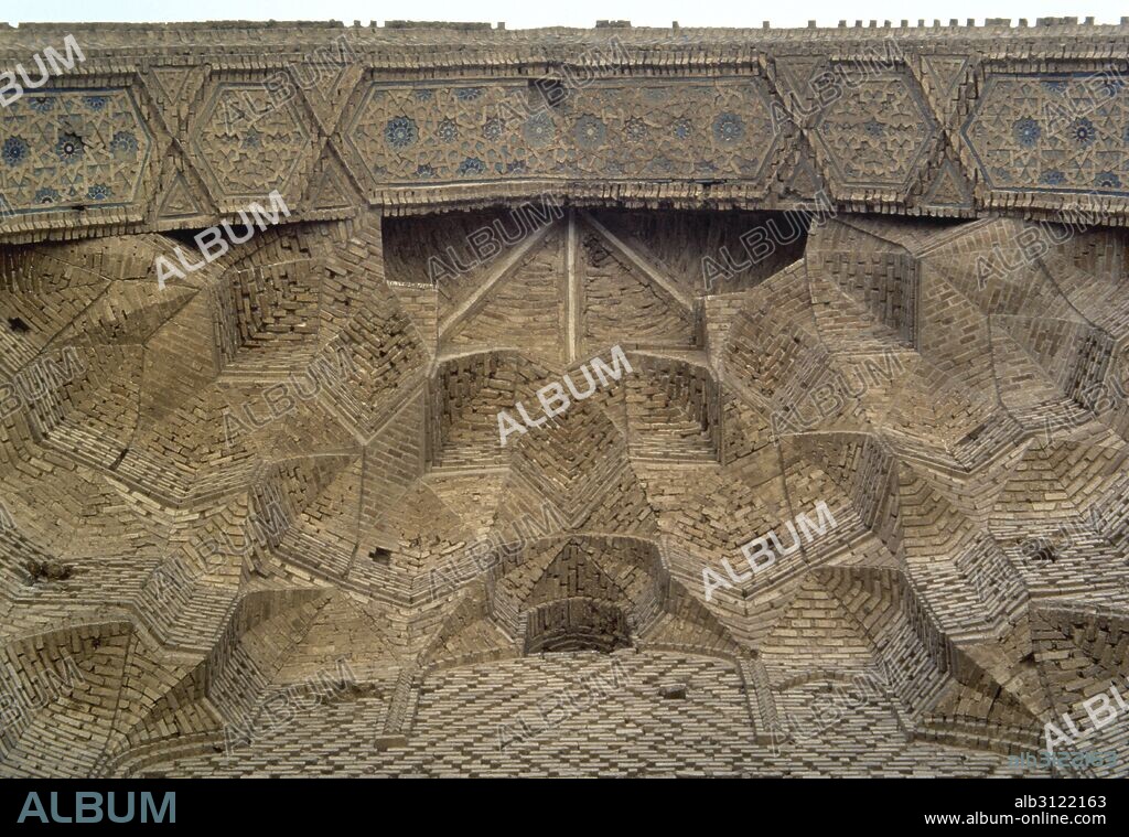 ARQUITECTURA ISLAMICA. EPOCA MOGOL. IRAN. SIGLO XIV. MEZQUITA JAMI (MASJID-I JAMI) o MEZQUITA DEL VIERNES construida entre los años 1322 y 1326 bajo el mandato del sultán ILKHAN ABU SAID. Detalle de los MOCARABES del IWAN SUR. VARAMIN. Provincia de Teherán. República Islámica de Irán.