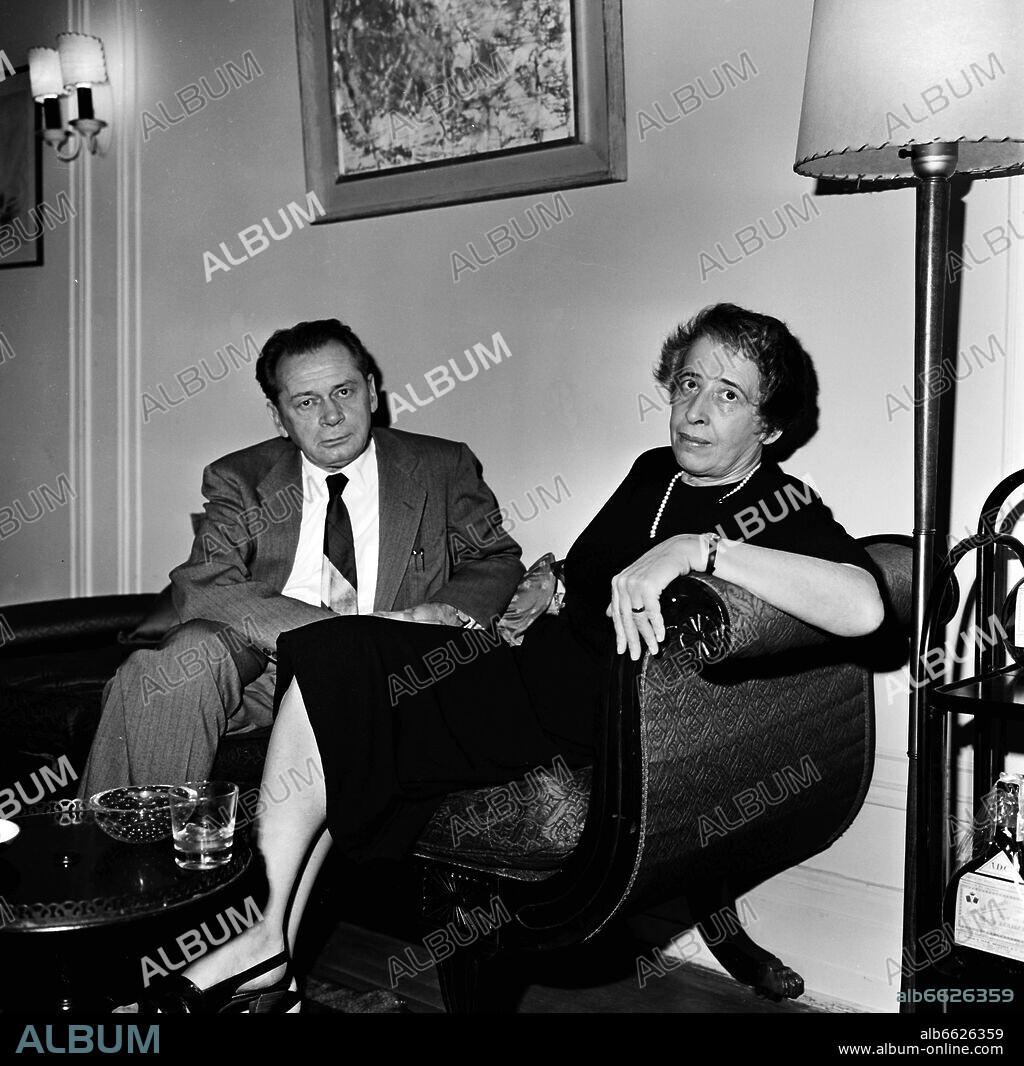 HANNAH ARENDT und Heinrich Blücher. Hannah Arendt with her husband Heinrich Bluecher in 1960. Pictured by photographer Fred Stein (1909-1967) who emigrated 1933 from Nazi Germany to France and finally to the USA. 1960