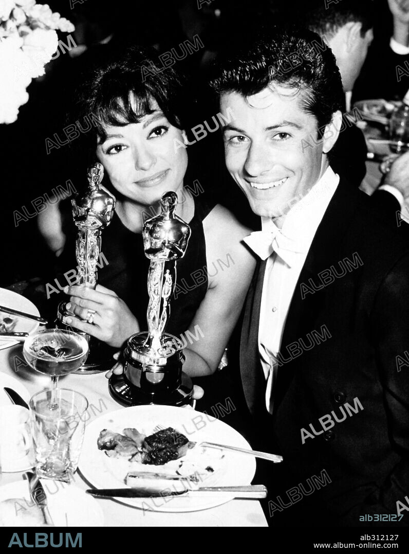 GEORGE CHAKIRIS y RITA MORENO. 34ª Edición de los Premios Oscar / 1962. 
Rita Moreno premiada como mejor actriz secundaria por "West Side Story". George Chakiris premiado como mejor actor secundario por "West Side Story". 1962