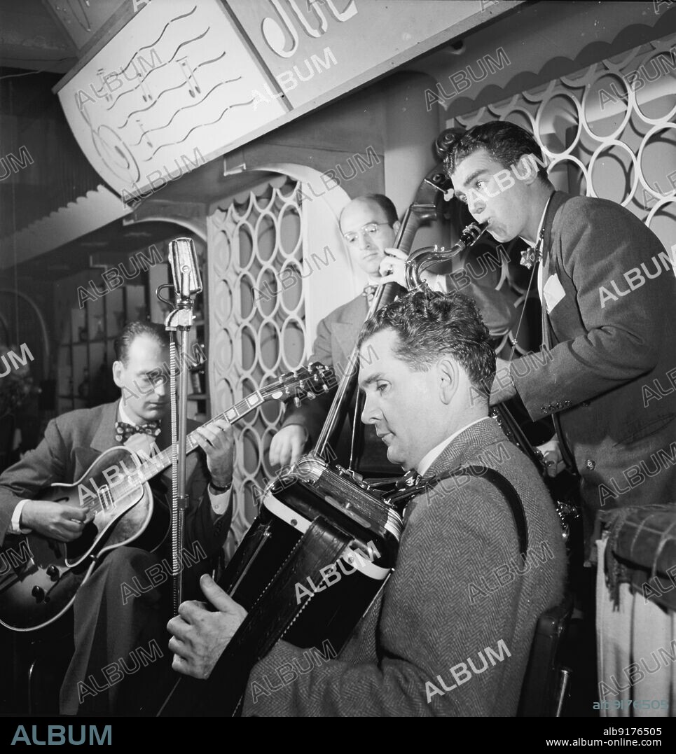WILLIAM PAUL GOTTLIEB. Portrait of Joe Mooney, Gaeton (Gate) Frega, and Andy Fitzgerald, Dixon's Steak House(?), New York, N.Y., ca. Oct. 1946.