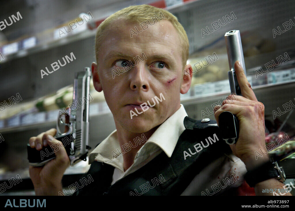SIMON PEGG en ARMA FATAL, 2007 (HOT FUZZ), dirigida por EDGAR WRIGHT. Copyright WORKING TITLE FILMS / NETTHEIM, MATT.