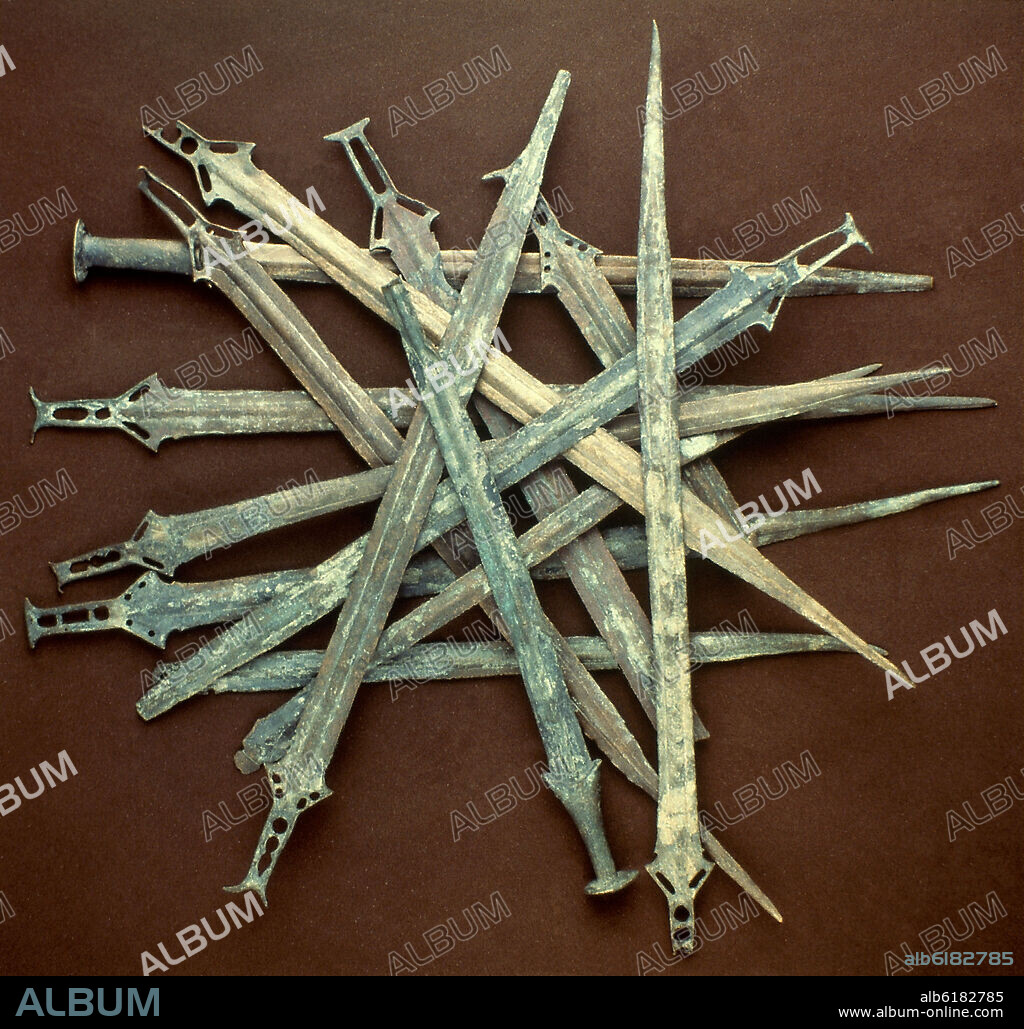 ESPADAS DE BRONCE IBERICAS PROCEDENTES DE LA RIA DE HUELVA - SIGLO IX AC.