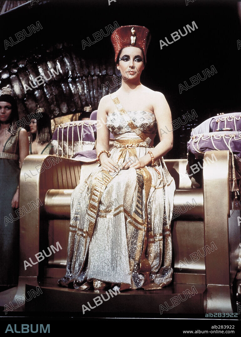 ELIZABETH TAYLOR en CLEOPATRA, 1963, dirigida por JOSEPH L. MANKIEWICZ. Copyright 20TH CENTURY FOX.